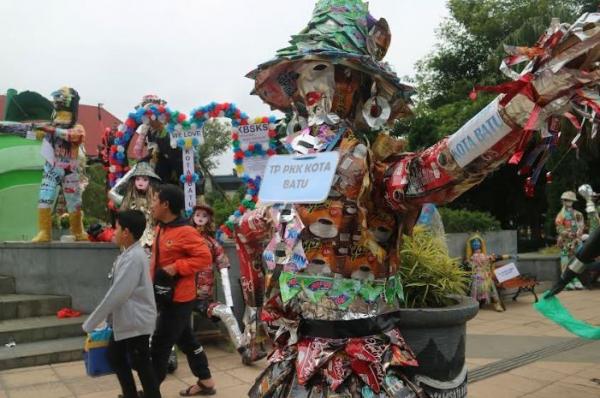 Patung samplah plastik menghiasi jalur pedestrian depan Balai Kota Batu. (Foto: MPI/Avirista Midaada)