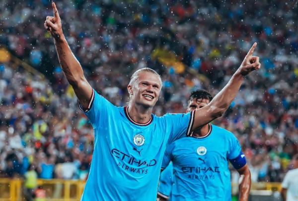 Striker anyar Manchester City, Erling Haaland merakan gol ke gawang Bayern Munchen pada laga uji coba pramusim di Stadion Lambeau Field, Wisconsin, Amerika Serikat, Minggu (24/7/2022). (Foto: Twitter/@ManCity)