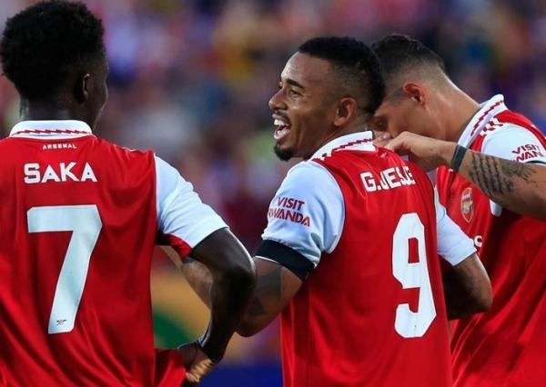 Striker Arsenal, Gabriel Jesus (tengah) merayakan gol ke gawang Chelsea bersama Bukayo Saka dan Granit Xhaka pada laga uji coba pramusim di Stadion Camping World, Orlando, Minggu (24/7/2022). (Foto: Instagram/@arsenal)
