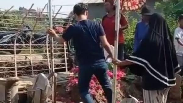 Pengantin Indramayu1 Prosesi pemakaman almarhumah Wiwin, Selasa (19/7/2022). (Foto tangkapan layar dari akun TikTok @jhankadul)