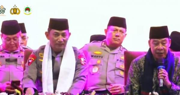 Sesepuh Pesantren Buntet Cirebon KH Adib Rofi'uddin Izza bersama Kapolri Jenderal Listyo Sigit Prabowo. (Foto: ist)