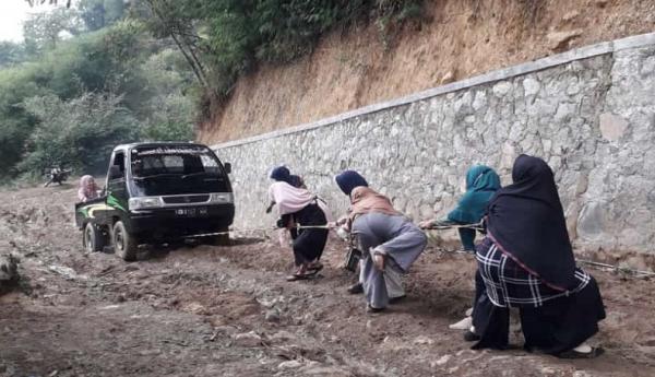 Gegara Jalan Rusak dan Menanjak, Kader PKK Desa Margaluyu Cianjur Tarik Mobil Pikap