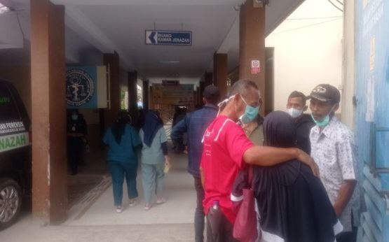 Keluarga korban kecelakaan odong-odong tertabrak kereta api mendatangi RSUD dr Dradjat Prawiranegara, Serang, Selasa (26/7/2022). (Foto: Antara)