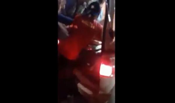 Korban tong setan dilarikan ke rumah sakit menggunakan ambulans, Senin (25/7/2022). (Foto: iNews.id/Bambang Sugiarto).