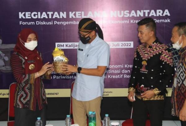 Menparekraf Sandiaga Uno menerima cenderamata dalam acara Kelana Nusantara di Kabupaten Demak. (Foto: ist)