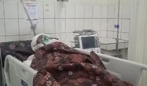 Pengemudi mobil Made Agus Widiarsa mengalami luka bakar dirawat di RSUD Karangasem. (Foto: iNewsTV/Yunda Ariesta)