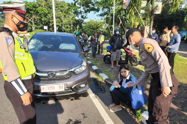 Gerak Cepat, Begini Aksi Taruna Akpol Tolong Korban Kecelakaan di Semarang