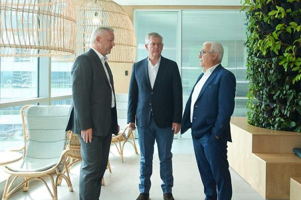 Head of Ericsson Indonesia Jerry Soper memperkenalkan kantor baru Ericsson Indonesia yang berlokasi di Pondok Indah Tower 5 kepada President and CEO Ericsson Börje Ekholm dan Head of Ericsson South East Asia Oceania and India Nunzio Mirtillo.