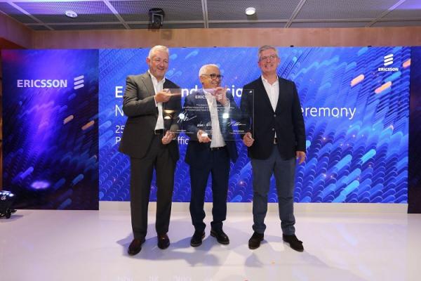 Head of Ericsson Indonesia Jerry Soper, Head of Ericsson South East Asia Oceania and India Nunzio Mirtillo, dan President and CEO Ericsson Börje Ekholm melakukan penandatanganan plakat sebagai simbol dari peresmian kantor baru Ericsson Indonesia.