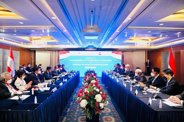 Presiden Jokowi dan rombongan menghadiri pertemuan dengan CEO perusahaan-perusahaan Korea Selatan di Lotte Hotel, Seoul, Kamis (28/7/2022) pagi. (Foto: Biro Pers, Media, dan Informasi Sekretariat Presiden)