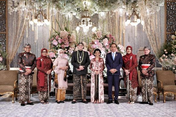 Presiden Joko Widodo (Jokowi) bersama Iriana Jokowi menghadiri acara resepsi pernikahan puteri sulung Gubernur DKI Jakarta Anies Rasyid Baswedan. (Foto : Ist)