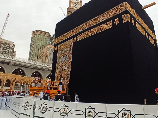 Potret Penggantian Kain Kiswah Kakbah