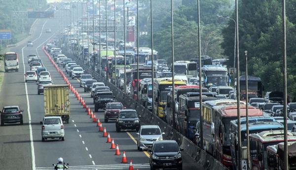 Puncak Bogor Macet Panjang, Wisatawan Duduk Di Jalan Menunggu Kendaraan ...