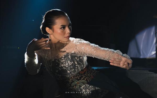 APUN GENCAY CIANJUR Wina Rezky Agustina, koreografer sekaligus penari dari Lokatmala Foundation membawakan tari kontemporer berkisah tentang Apun Gencay. (FOTO: ISTIMEWA)