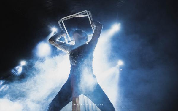 APUN GENCAY CIANJUR2 Properti kubus menggambarkan zaman kolonial memperburuk posisi kaum perempuan yang semakin terkukung. (FOTO: ISTIMEWA)