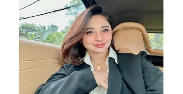 Dewi Perssik Dewi Perssik (Foto:Okezone)