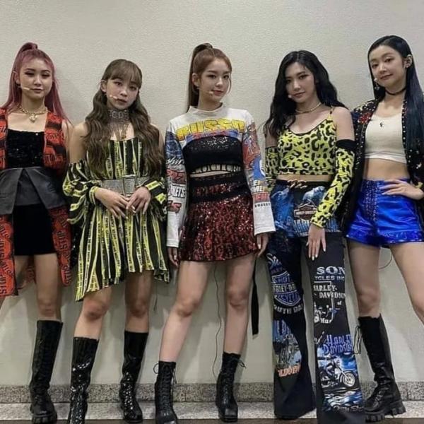 Dita Karang bersama Girl Band Secret Member. (Foto: Instagram)