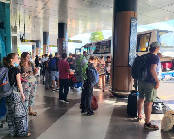 Wisatawan mancanegara yang baru tiba di Labuan Bajo. (foto: dok BPOLF)