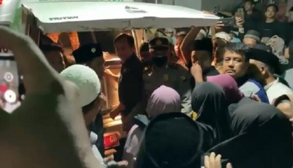 Jenazah Bendahara KONI Kayong Utara, Ahmad Nurcholys tiba di rumah duka di Kayong Utara, Senin (1/8/2022) malam. (Foto: iNewsTV/Uun Yuniar)