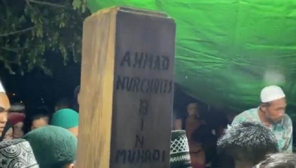 Jenazah Bendahara Koni Kayong Utara Ahmad Nurchoiys dimakamkan. (Foto: Uun Yuniar)