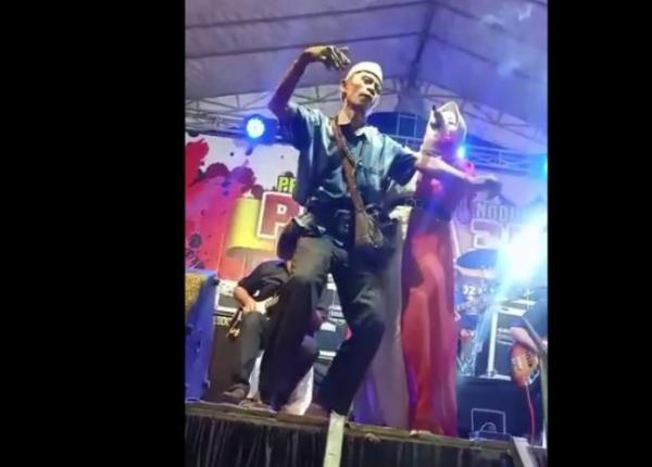 Tangkapan layar pengamen menyawer biduan. (Foto: iNews TV/Hana Purwadi)