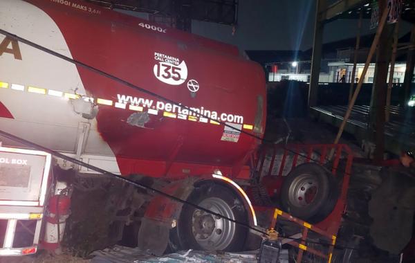 Truk BBM Pertamina Kecelakaan Di Tanah Putih Semarang, 1 Tewas