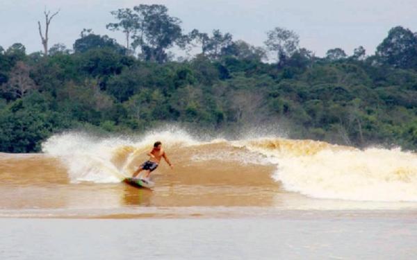 Sungai Kampar di Riau terkenal dengan ombaknya. (Foto: Istimewa)