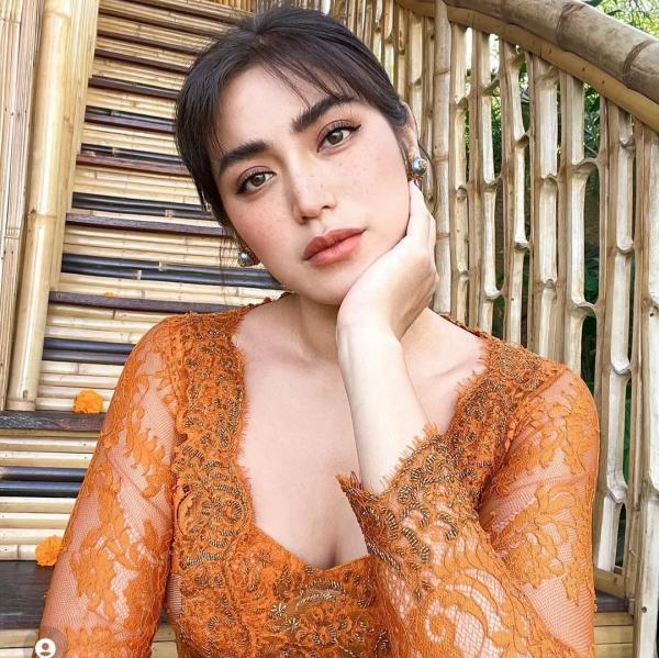 Screenshot 20220803 050222 Instagram Artis yang Suka Memakai Kebaya Bali. (Foto: Instagram)