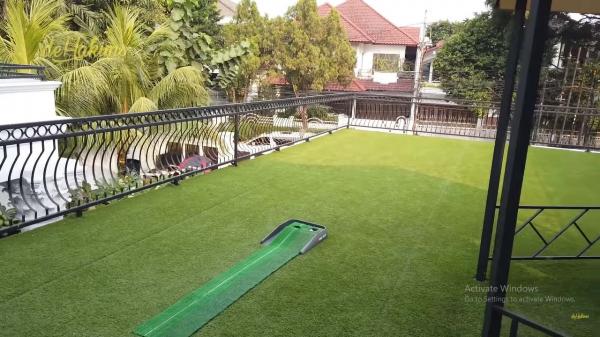 Lapangan Golf Iis Dahlia Artis Punya Lapangan Golf Pribadi. (Foto: YouTube)