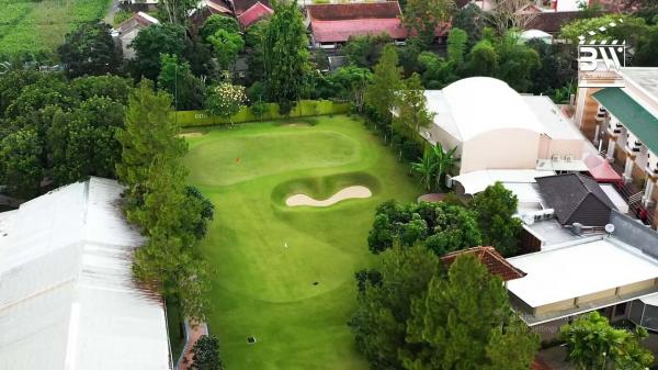 Lapangan Golf Ovi Dian Artis Punya Lapangan Golf Pribadi. (Foto: YouTube)