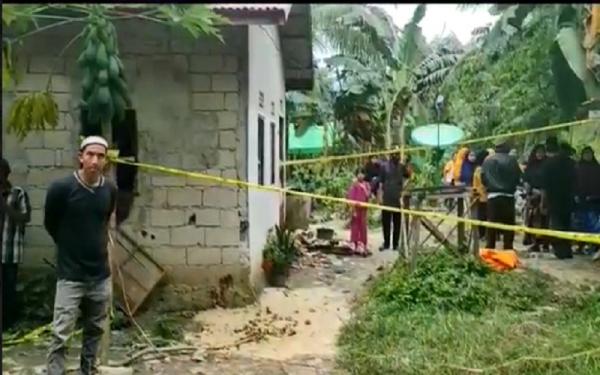 Garis polisi terpasang di lokasi menantu bacok mertua di Sambas. (Foto: iNewsTV/ Uun Yuniar).