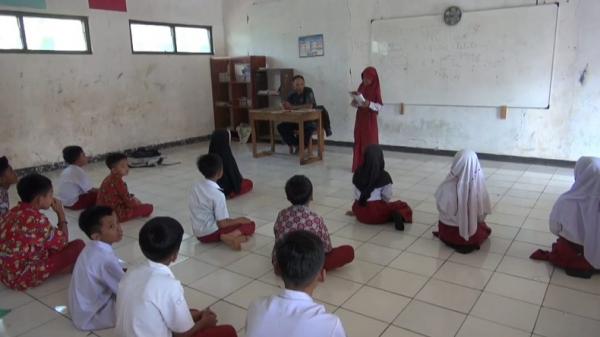 Miris, Meja dan Kursi Rusak, Siswa SDN Banjarsari Subang Belajar di Lantai