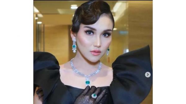 Kerap Dibandingkan Dengan Syahrini, Ini Harga Tas Tiara Dewi