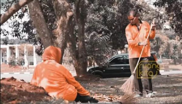 Petugas kebersihan Mabes TNI Jamal dan Lasmini. (Foto Youtube Jenderal Andika Perkasa).