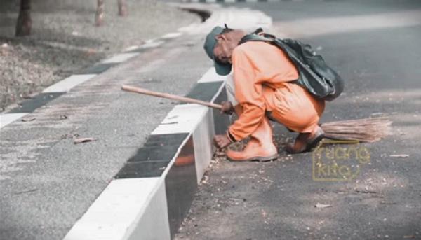 Petugas kebersihan Mabes TNI Sukarmin. (Foto Youtube Jenderal Andika Perkasa).