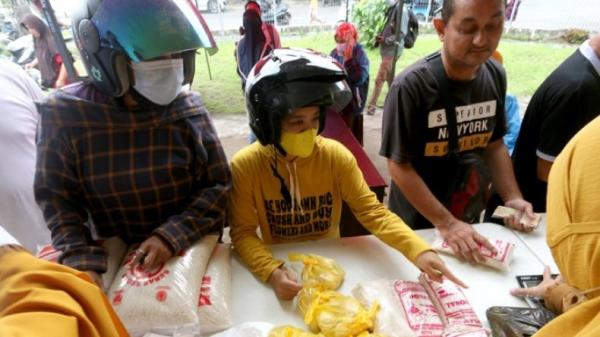 Ringankan Kesulitan Warga, Gubernur Gorontalo Serahkan Bantuan untuk 218 Penerima Manfaat