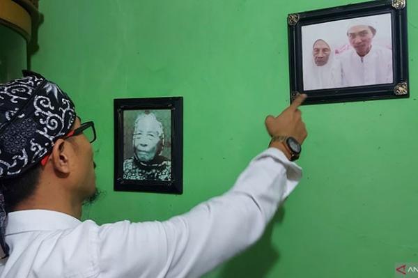 Foto Mak Erot Cucu Mak Erot, Muhammad Akmal saat ditemui di lokasi praktiknya kawasan Cawang, Jakarta Timur, Kamis (4/8/2022). (Foto : Antara)