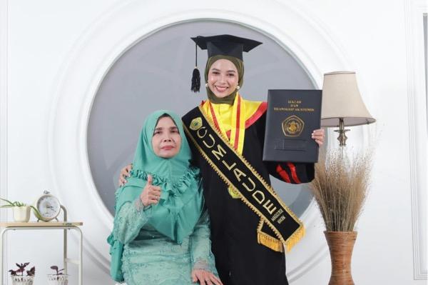 Restu Gusti Monitasari dan Ibu Restu Gusti Monitasari dan Ibu