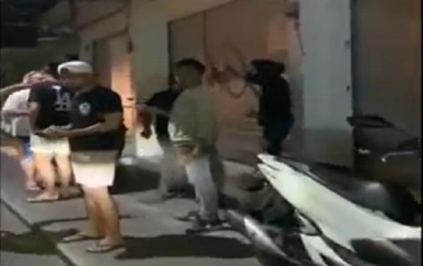 Tangkapan layar sekelompok orang mengepung wisatawan asing yang berjalan di kawasan Kuta.