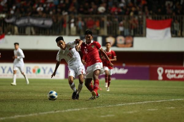 Vietnam U-16 dihajar 1-2 oleh Timnas Indonesia U-16 dalam laga terakhir Grup A Piala AFF U-16 2022. Pelatih Vietnam U-16, Nguyen Quoc Tuan menyalahkan wasit. (foto: Twitter/AFFPresse).