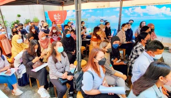 WNI dan PMI di Taiwan antre mengurus paspor layanan keliling yang disediakan KDEI Taipei. (Foto: Dok.KDEI Taipei/Untung Subejo)