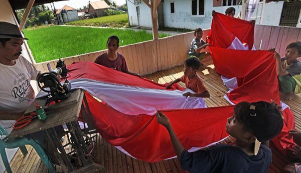 Melihat Proses Menjahit Bendera Merah Putih Raksasa Ukuran 50 Meter