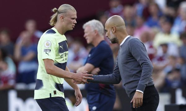 Erling Haaland Pep Guardiola Striker anyar Manchester City Erling Haaland kecewa ditarik keluar sang pelatih Pep Guardiola saat melawan West Ham United pada pekan perdana Liga Inggris. (Foto: Reuters/Peter Cziborra)