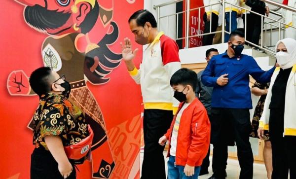 Jokowi Jovan Presiden Jokowi mengajak Jovan berfoto bersama Jan Ethes. (Foto: Setpres)