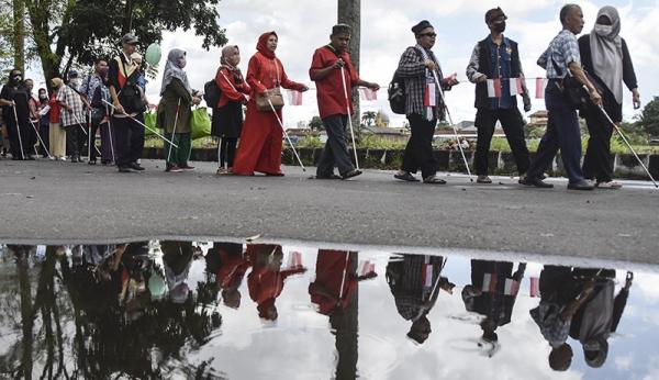 Ratusan Penyandang Tunanetra Rally Tongkat ke Taman Makam Pahlawan Sambut HUT RI