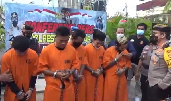 Jambret Turis Bali Lima jambret spesialis turis di Kuta, Bali di Monumen Ground Zero. (Foto: iNewsTV/Bagus Alit)