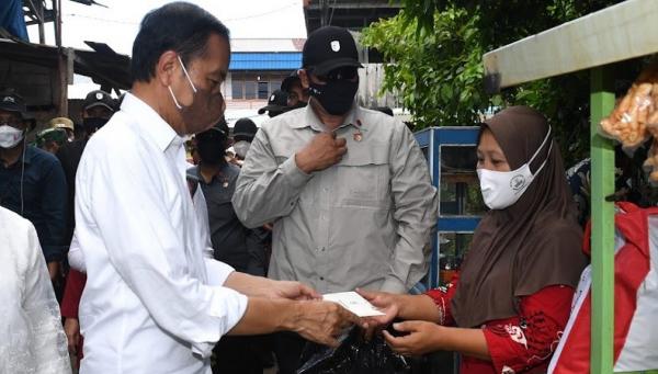 Bagikan BLT di Pasar Sungai Duri Bengkayang, Jokowi: Jangan Dipakai Beli HP dan Pulsa
