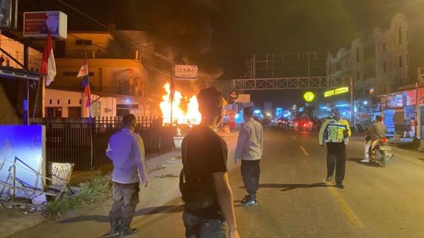 Mobil sedan Toyota Vios Limo di Pringsewu, Lampung, terbakar (Indra Siregar/MNC Portal)