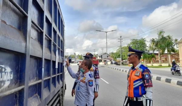 Razia KIR petugas Dishub Babel dan Satlantas Polda Babel. (Foto: Dishub Babel)