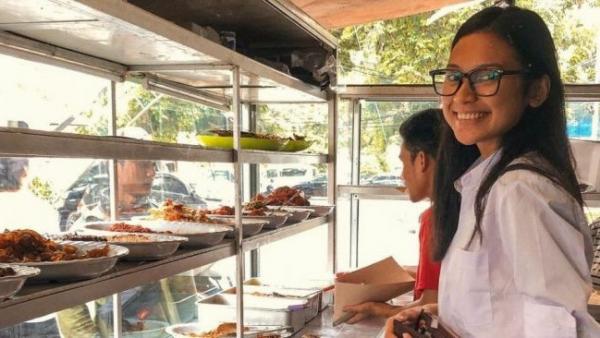 Artis Suka Makan di Warteg. (Foto: Youtube)